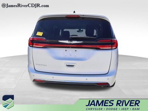 Used 2023 Chrysler Pacifica Touring-L FWD image 14
