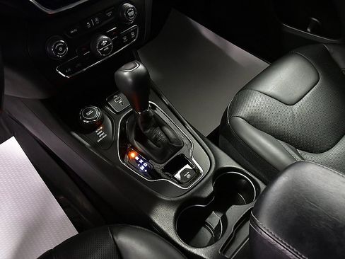 Used 2019 Jeep Cherokee Limited image 21