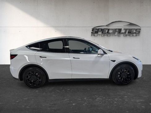 Used 2021 Tesla Model Y Long Range AWD/4WD image 11