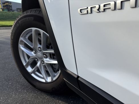 Used 2025 Jeep Grand Cherokee L Laredo image 12