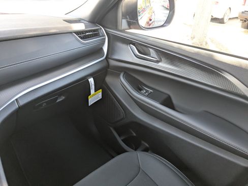 New 2025 Jeep Grand Cherokee Laredo image 16