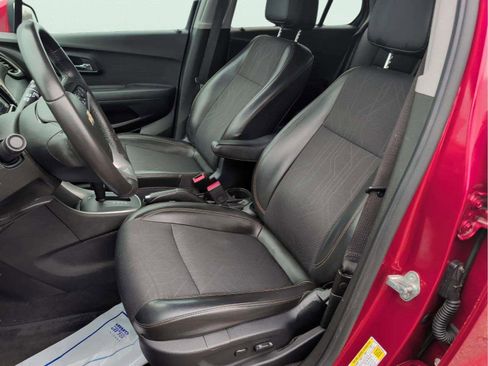 Used 2018 Chevrolet Trax LT w/ LT Convenience Package image 9