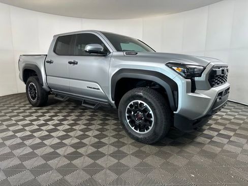 Used 2025 Toyota Tacoma TRD Off-Road image 2