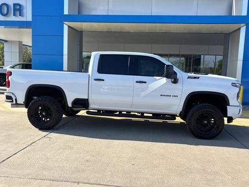 Used 2024 Chevrolet Silverado 2500 LTZ w/ LTZ Plus Package AWD/4WD image 2