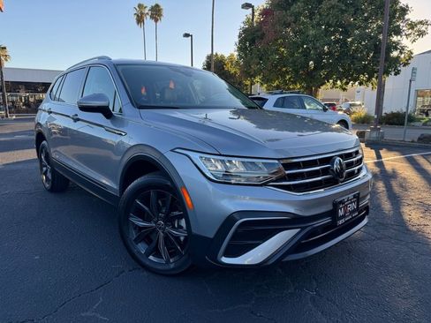 Used 2024 Volkswagen Tiguan SE image 2