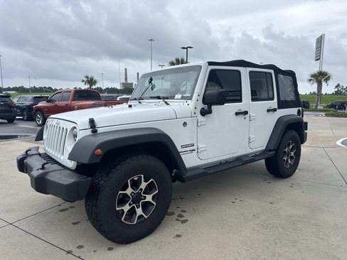 Used 2018 Jeep Wrangler Unlimited Sport S AWD/4WD image 3