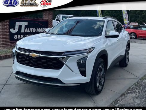 Used 2025 Chevrolet Trax LT FWD image 3