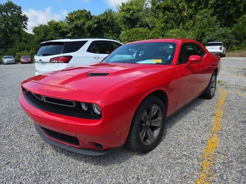 Used 2016 Dodge Challenger SXT RWD image 1