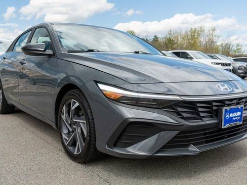 Used 2025 Hyundai Elantra Sport FWD image 4