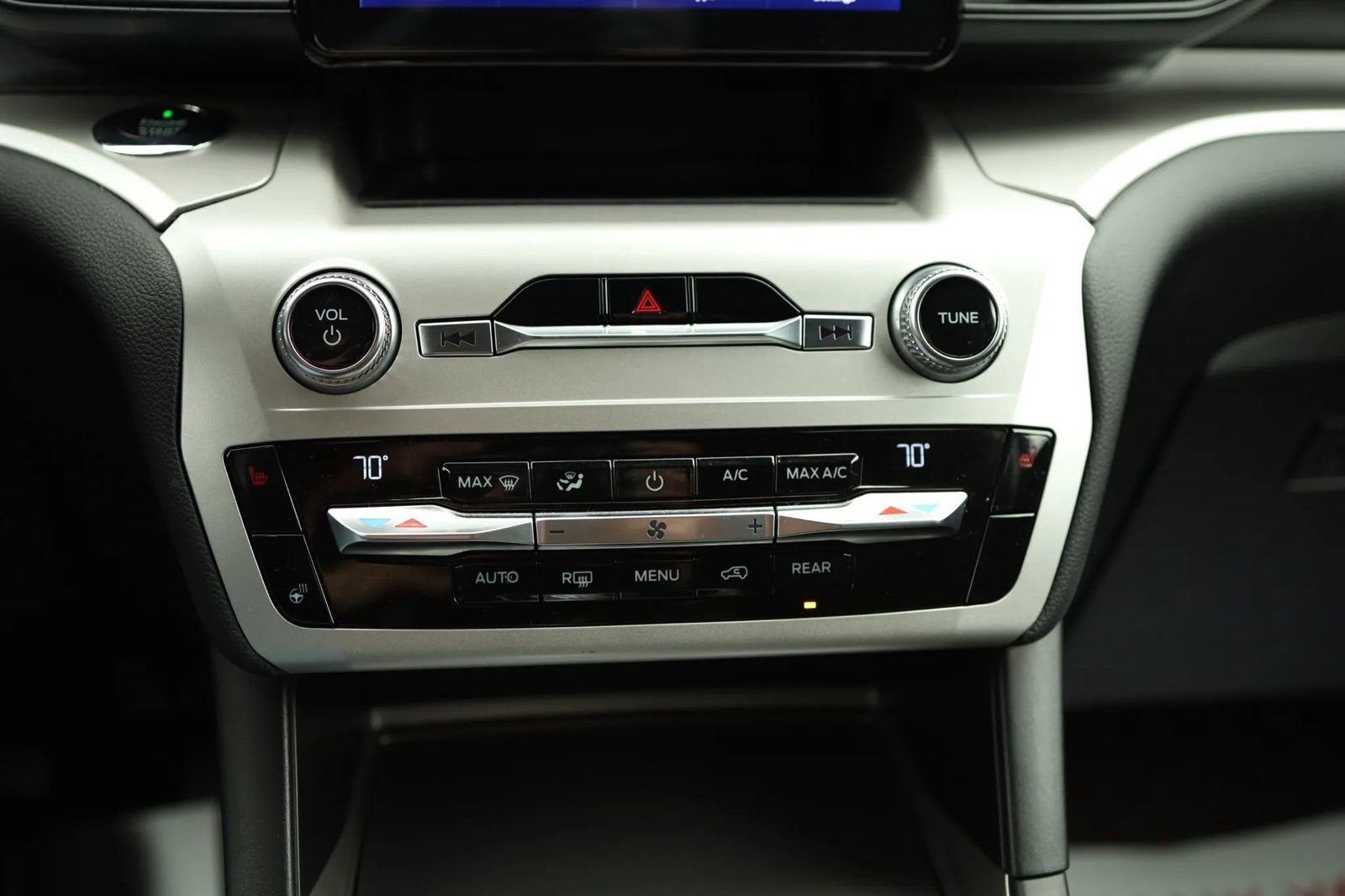Used 2020 Ford Explorer XLT w/ Comfort Package AWD/4WD image 19