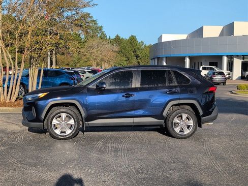 Used 2022 Toyota RAV4 XLE w/ Convenience Package image 6