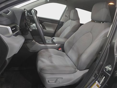 Used 2022 Toyota Highlander LE image 14