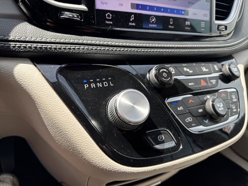 Used 2021 Chrysler Pacifica Touring-L FWD image 24