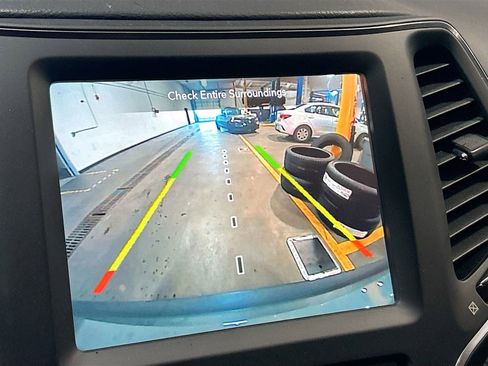 Used 2023 Jeep Cherokee Altitude Lux image 14