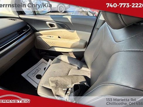 Used 2025 Kia Carnival FWD image 11