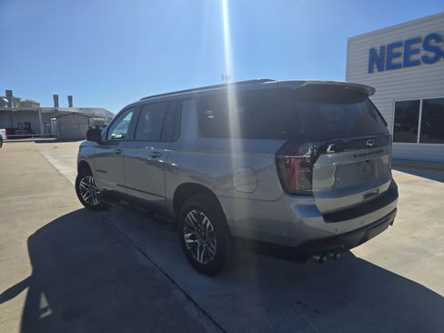 Used 2025 Chevrolet Suburban Z71 image 5