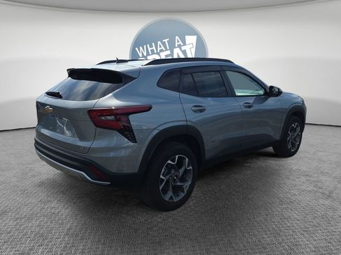 Used 2025 Chevrolet Trax LT FWD image 3