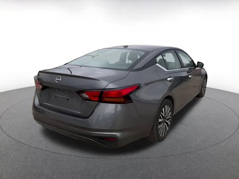 Used 2025 Nissan Altima 2.5 SV FWD image 15