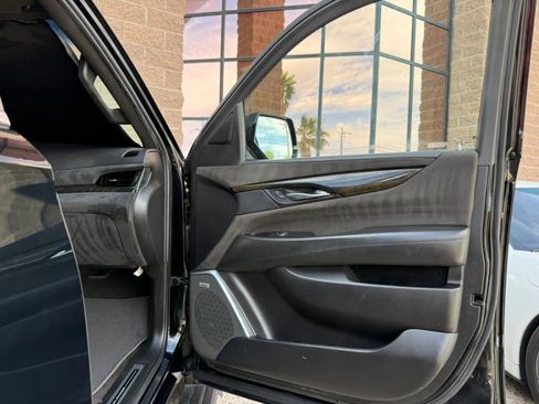 Used 2018 Cadillac Escalade ESV Platinum AWD/4WD image 33