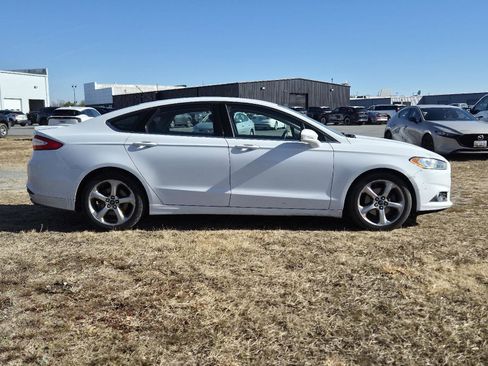 Used 2015 Ford Fusion SE w/ Equipment Group 201A image 4