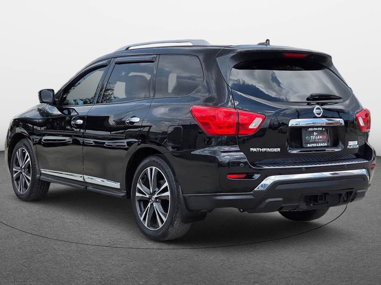 Used 2017 Nissan Pathfinder Platinum FWD image 5