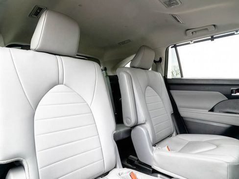 Used 2024 Toyota Highlander XLE image 39