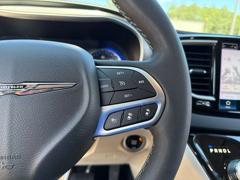 Used 2023 Chrysler Pacifica Touring-L FWD image 16