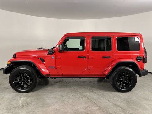 Used 2025 Jeep Wrangler Unlimited Sahara w/ Safety Group AWD/4WD image 5