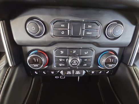 Certified 2023 Chevrolet Suburban Premier AWD/4WD image 23