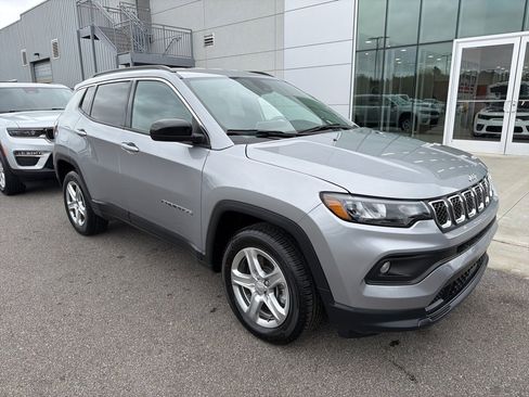 Used 2024 Jeep Compass Latitude image 4