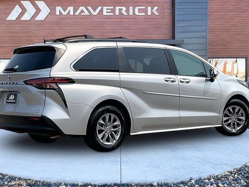 Used 2022 Toyota Sienna XLE w/ XLE Plus Package FWD image 5