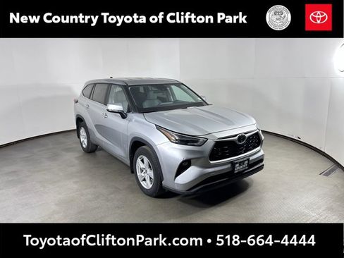 Used 2023 Toyota Highlander LE image 1