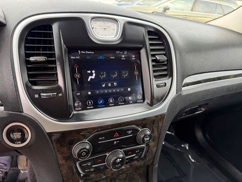 Used 2019 Chrysler 300 Limited RWD image 40