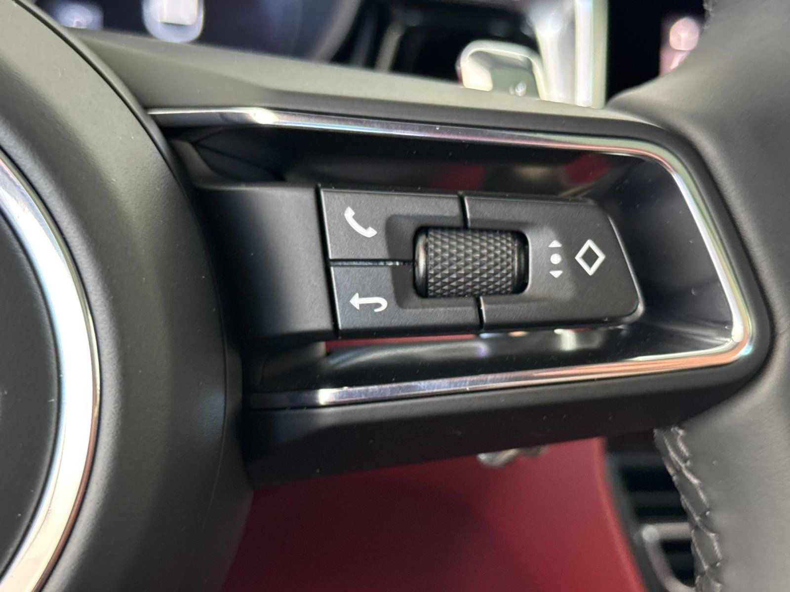 Certified 2026 Porsche Macan AWD/4WD image 29