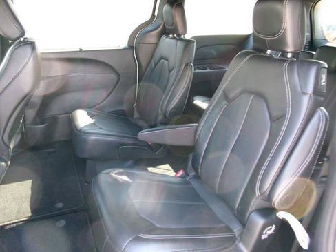 Used 2025 Chrysler Pacifica Select FWD image 10