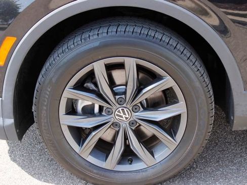 Used 2023 Volkswagen Tiguan SE AWD/4WD image 9
