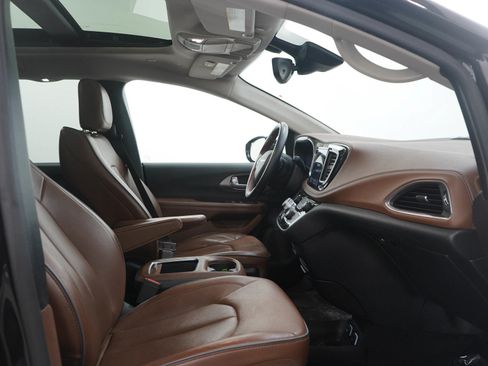 Used 2019 Chrysler Pacifica Limited image 14
