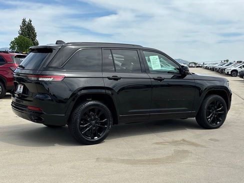 Used 2022 Jeep Grand Cherokee Overland w/ Luxury Tech Group IV AWD/4WD image 4