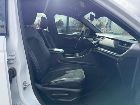 Used 2023 Jeep Grand Cherokee L Laredo image 5