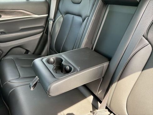 Used 2025 Jeep Grand Cherokee Limited image 20