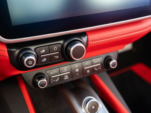 Used 2019 Ferrari Portofino RWD image 22