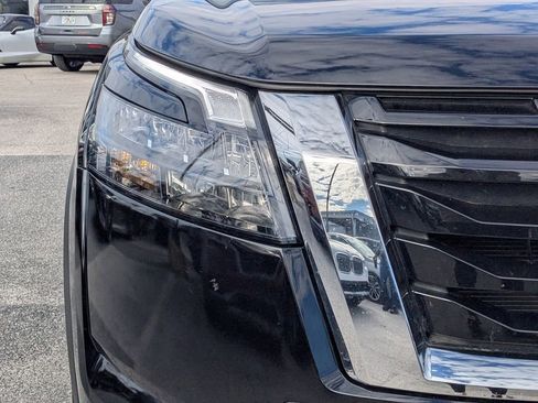 Used 2025 Nissan Pathfinder SV image 9