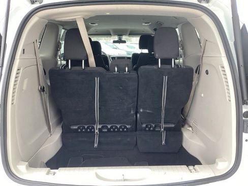 Used 2022 Chrysler Voyager LX image 7