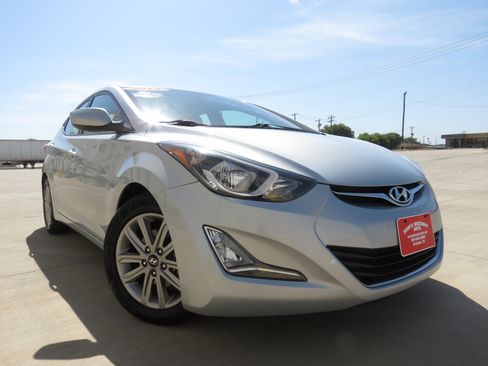 Used 2014 Hyundai Elantra SE w/ Option Group 02 FWD image 2