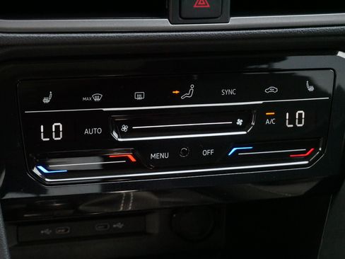 Certified 2025 Volkswagen Taos SE AWD/4WD image 23