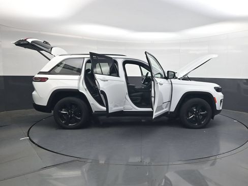 Used 2023 Jeep Grand Cherokee Altitude AWD/4WD image 43