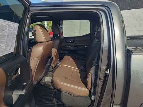 Used 2017 Toyota Tacoma Limited image 22
