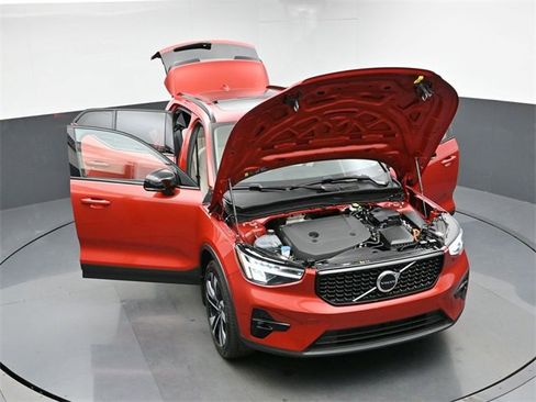 Used 2023 Volvo XC40 B5 Plus w/ Protection Package Premier image 48
