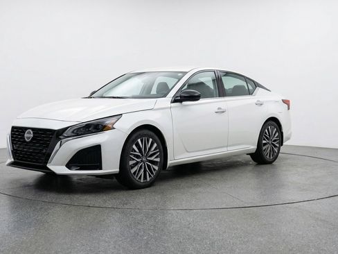 Used 2025 Nissan Altima 2.5 SV FWD image 3