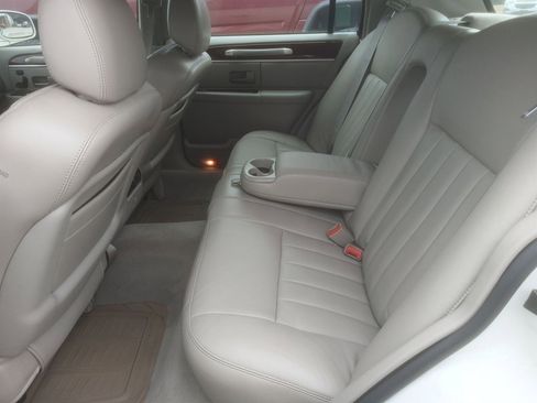 Used 2003 Lincoln Town Car Signature image 10